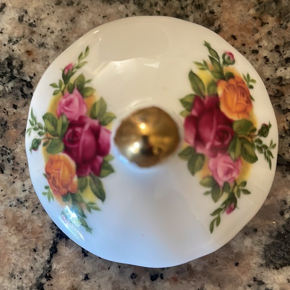 Royal Albert Old Country Roses Lidded Sugar Bowl - Picture 6 of 13